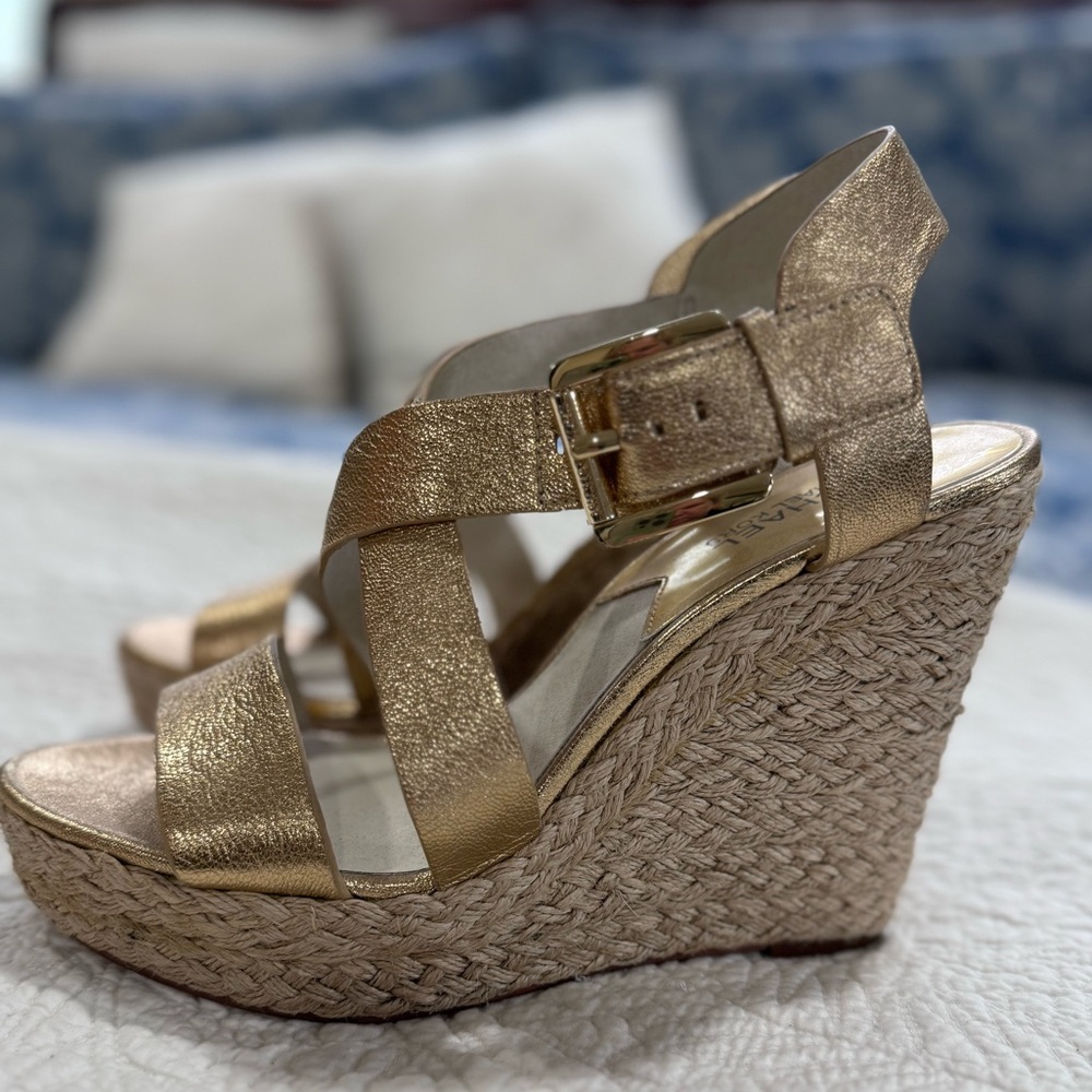 NEW MICHAEL KORS GIOVANNA
PALE GOLD ESPADRILLE WEDGES -SIZE 9M